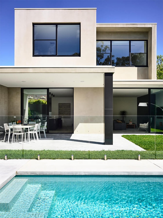 Wewnętrzny Dziedziniec Rezydencji Wewnętrzny dziedziniec nowoczesnej rezydencji: minimalistyczny design, kontrastowe kolory i duże okna.