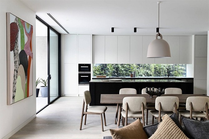 Nowoczesna Kuchnia Rezydencji Minimalistyczna kuchnia w nowoczesnej rezydencji 2026: eleganckie wnętrza i funkcjonalne rozwiązania.