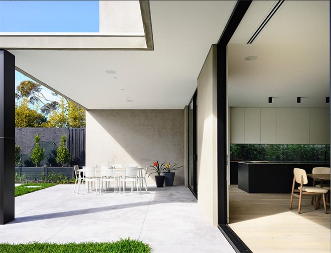 Relaks na Tarasie Przestronny taras w nowoczesnej rezydencji 2026: minimalistyczny design i relaks na świeżym powietrzu.