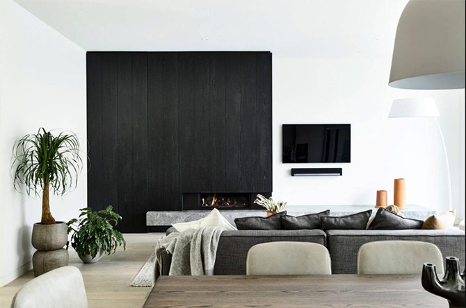 Elegancki Kominek w Salonie Nowoczesny kominek w minimalistycznej rezydencji 2026: elegancki element wystroju i źródło ciepła.