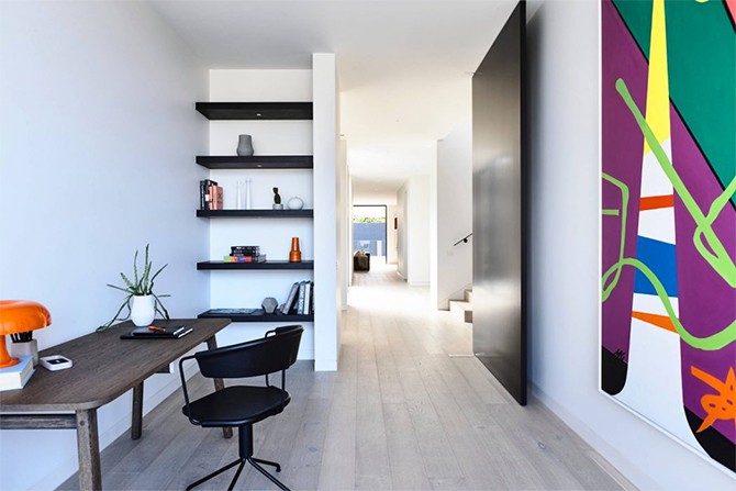 Gabinet z charakterem Nowoczesna rezydencja 2026: minimalistyczny gabinet z elementami kontrastowego designu i dużym oknem.