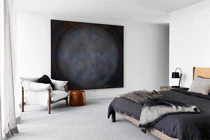 Sypialnia marzeń Elegancka sypialnia w nowoczesnej rezydencji 2026, minimalistyczny wystrój i duże okna w tle.