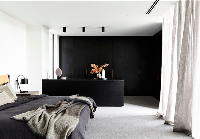 Królewska sypialnia Nowoczesna rezydencja 2026: główna sypialnia z minimalistycznym designem i kontrastowymi kolorami.