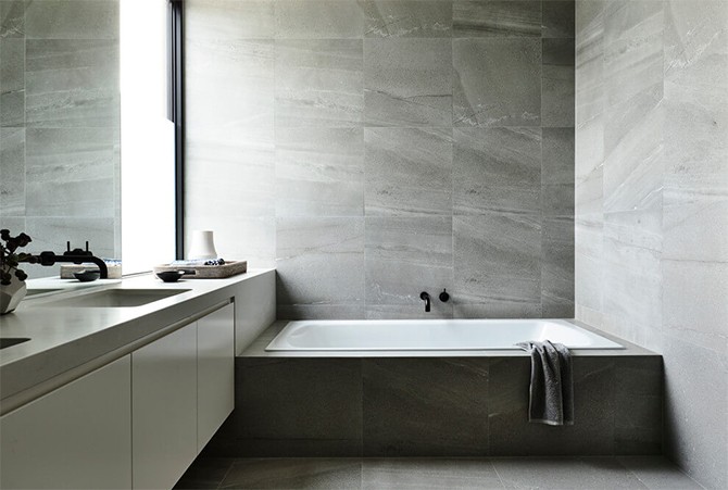 Łazienka pełna światła Nowoczesna łazienka w rezydencji 2026, minimalistyczny design z elementami elegancji i dużymi oknami.