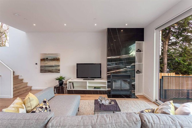 Drewniany siding Vancouver Nowoczesny, trzypoziomowy dom w Vancouver z drewnianym sidingiem i dużymi oknami.