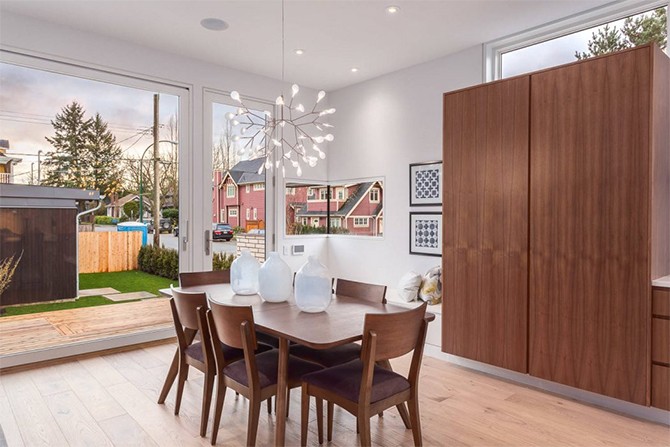 Biblioteka 2026: Vancouver Nowoczesna biblioteka domowa 2026: Trzypoziomowy dom w Vancouver z elementami drewna i miejscem do czytania