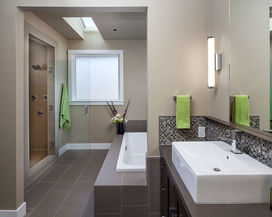 Harmonia w beżu Nowoczesna beżowa łazienka z elementami mozaiki, tworząca harmonijną i relaksującą przestrzeń.