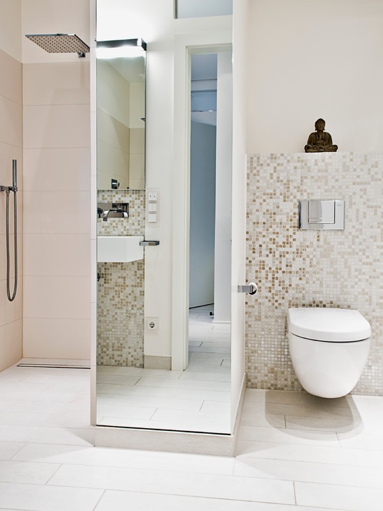 Beżowe spa w domu Przestronna beżowa łazienka z mozaiką, idealna do stworzenia relaksującej atmosfery spa.