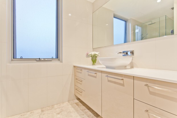 Relaks w beżu Jasna beżowa łazienka z delikatną mozaiką - przepis na relaksujące wnętrze.