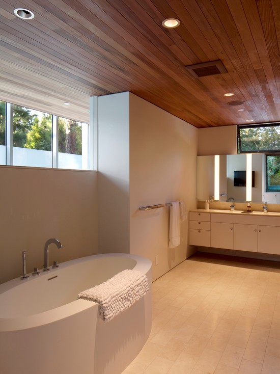 Trendy 2026 Beżowa łazienka z płytkami imitującymi kamień i mozaiką - idealne połączenie na 2026.