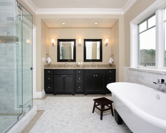 Beżowa oaza spokoju Beżowa łazienka z wanną: relaksująca przestrzeń z płytkami imitującymi kamień i mozaiką.