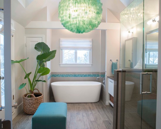 Beżowa wizja przyszłości Beżowa łazienka inspiracja 2026: płytki imitujące kamień, mozaika i relaksujący design.