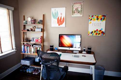 Małe biuro, wielka funkcjonalność Mała przestrzeń biurowa w domu, zoptymalizowana pod kątem funkcjonalności i estetyki.