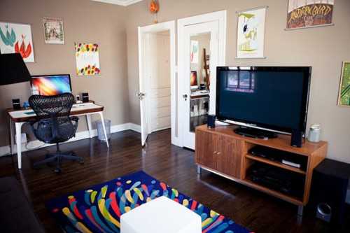 Komfortowe biuro dla dwojga Ergonomiczne krzesła w biurze domowym dla dwojga, zapewniające komfortową pracę.