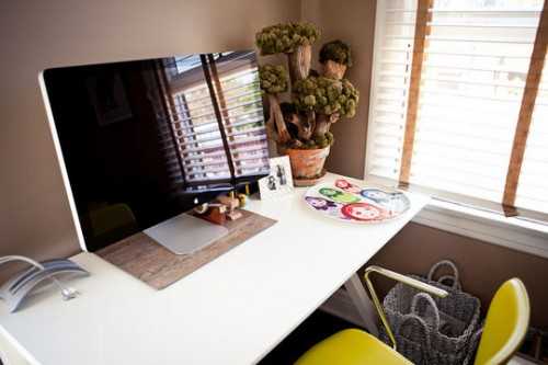 Jasne, minimalistyczne biuro Minimalistyczne biuro domowe, z wykorzystaniem naturalnego światła i jasnych kolorów.