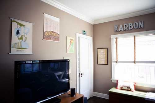 Stylowe dodatki biurowe Stylowe dodatki w biurze domowym, dodające charakteru i indywidualności przestrzeni.