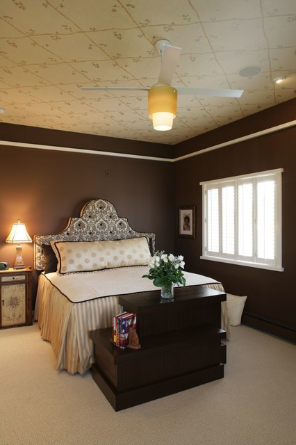 Brązowa oaza spokoju Uspokajające wnętrze 2026: Czekoladowa sypialnia z brązowymi ścianami i wygodnym łóżkiem