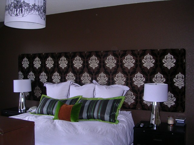 Vintage czekoladowa sypialnia Elegancka sypialnia w czekoladowych barwach z subtelnym oświetleniem i dekoracjami w stylu vintage