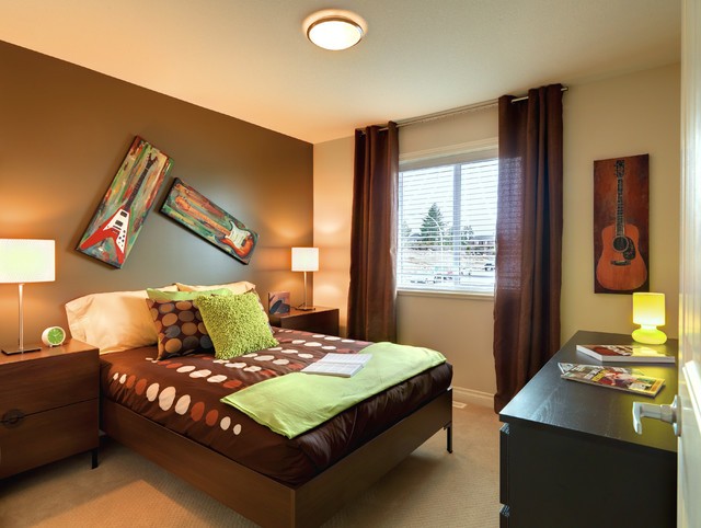 Czekolada w małej sypialni Czekoladowe ściany w małej sypialni - aranżacja z jasnymi dodatkami optycznie powiększająca przestrzeń