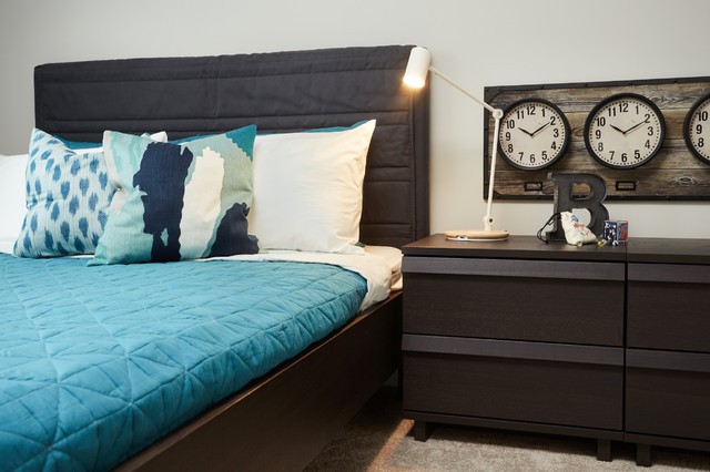 Stylowe czekoladowe akcenty Stylowa sypialnia z czekoladowymi akcentami: łóżko, pościel i dekoracje w ciepłych odcieniach