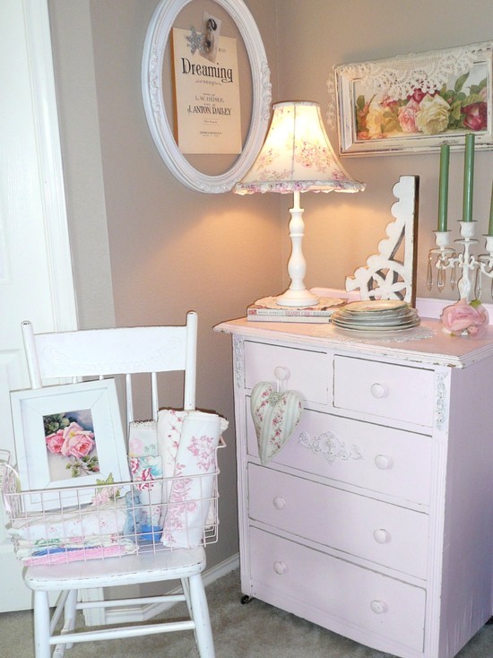 Rustykalny Shabby Chic Jasna sypialnia Shabby Chic z rustykalnymi akcentami, idealna do komfortowego snu i relaksu.