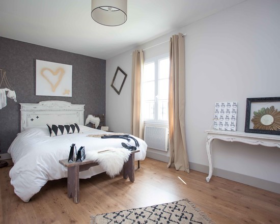 Komfort w Bieli Przytulna sypialnia Shabby Chic z jasnymi kolorami, stwarzająca idealne warunki do komfortowego snu.