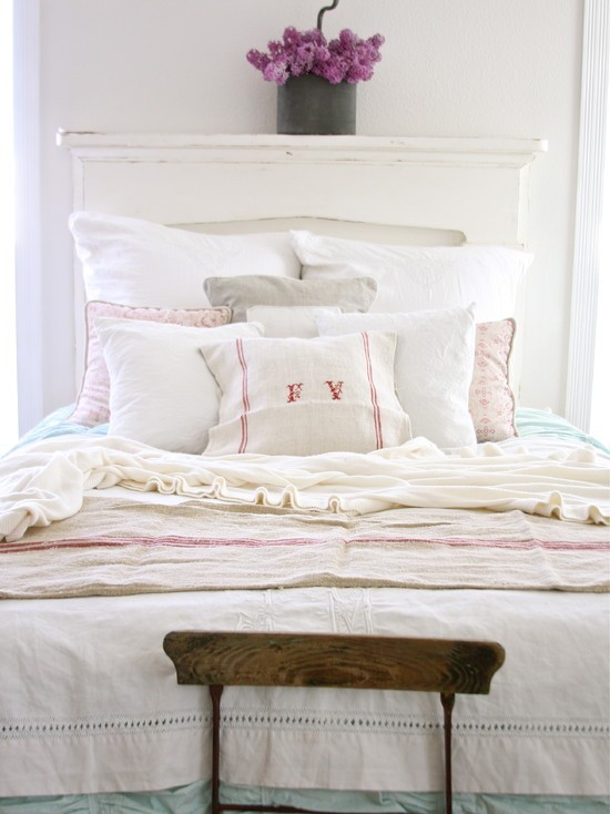 Urok Antyku Stylowa sypialnia Shabby Chic z antycznymi elementami, idealna dla miłośników rustykalnego uroku.