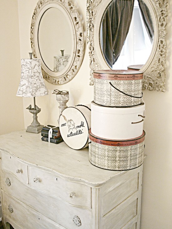 Styl i Komfort Wyjątkowa sypialnia Shabby Chic z rustykalnymi detalami, zapewniająca komfort i styl.