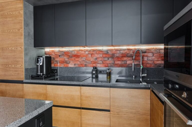 Kuchnia 2026 bez poprawek: Jak idealnie połączyć blat z fartuchem? — Wykończenie styku fartucha i blatu kuchennego