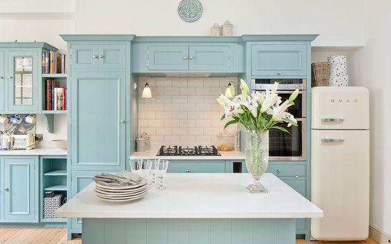 Błękitna śródziemnomorska kuchnia Jasna kuchnia w stylu śródziemnomorskim 2026 z elementami błękitu i naturalnego drewna