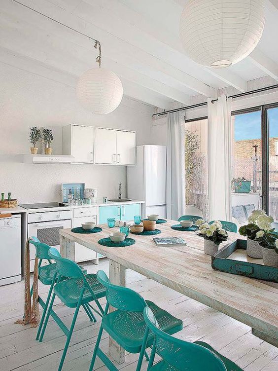 Rodzinny stół w kuchni Duży stół w kuchni w stylu śródziemnomorskim 2026: miejsce spotkań i rodzinnych posiłków