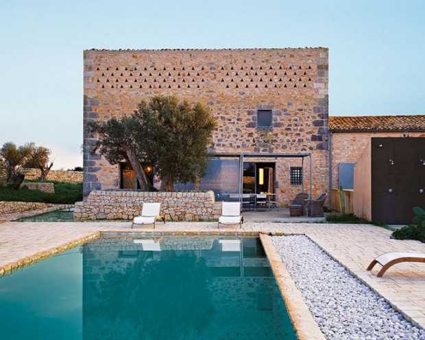 Sycylijski salon z duszą Przytulny salon w starym sycylijskim domu z kamiennymi ścianami i rustykalnym wystrojem.