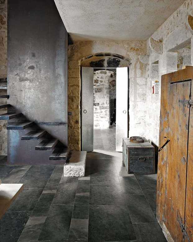 Rustykalny sufit z belkami Wysoki sufit z drewnianymi belkami w odrestaurowanym sycylijskim domu w rustykalnym stylu.