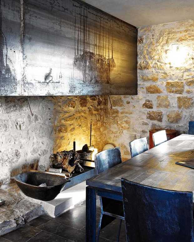Kamienny sycylijski pokój Przestronny pokój z wysokim sufitem i kamiennymi ścianami w odrestaurowanym sycylijskim domu.