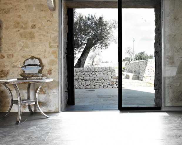 Sycylijska rezydencja z basenem Widok na rezydencję Le Edicole z basenem i śródziemnomorskim krajobrazem na Sycylii.