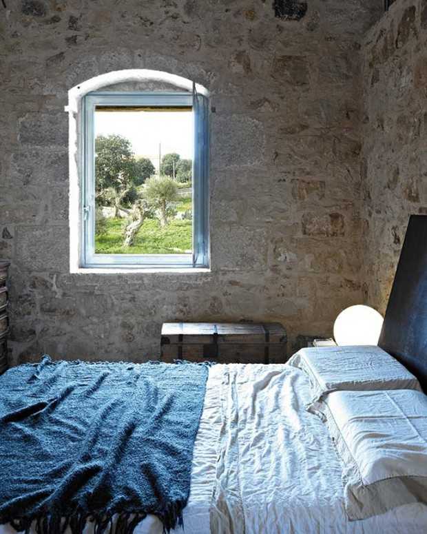 Naturalny sycylijski design Wnętrze odrestaurowanego sycylijskiego domu z wykorzystaniem naturalnych materiałów i rustykalnego stylu.