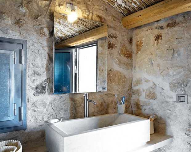 Łazienka w stylu rustykalnym Rustykalna łazienka z nowoczesną armaturą w odrestaurowanym sycylijskim domu.