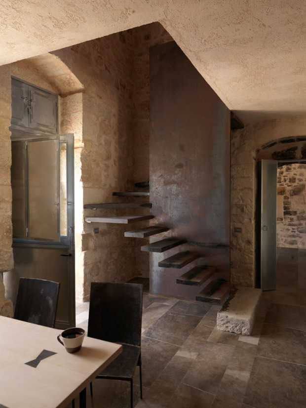 Taras z widokiem Przestronny taras z drewnianymi meblami w odnowionym sycylijskim domu.