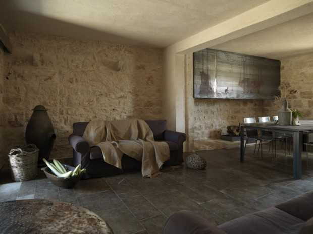 Wieczór na Sycylii Wieczorny widok na oświetlony basen i odrestaurowaną rezydencję Le Edicole na Sycylii.