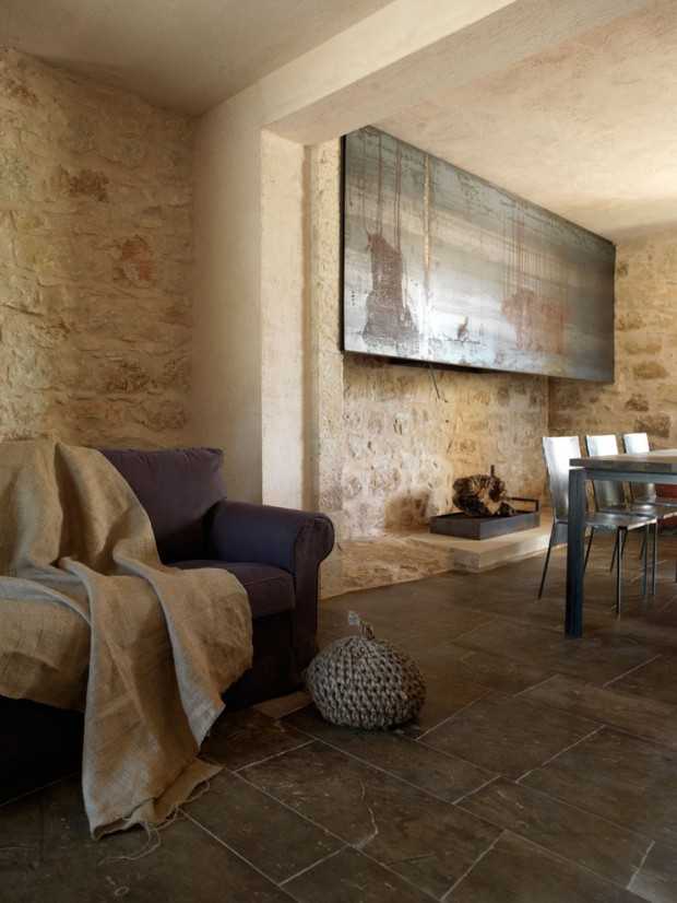 Naturalne materiały Fragment wnętrza sycylijskiego domu z wykorzystaniem naturalnych materiałów po renowacji.