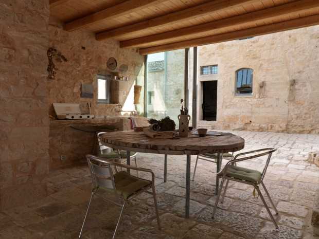 Relaks przy basenie Strefa relaksu przy basenie z leżakami w sycylijskiej rezydencji po renowacji.