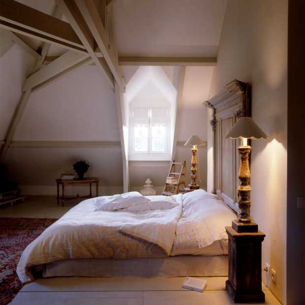 Drewno i Antyk Odnowiony dom wiejski w stylu prowansalskim z drewnianymi elementami i antykami.