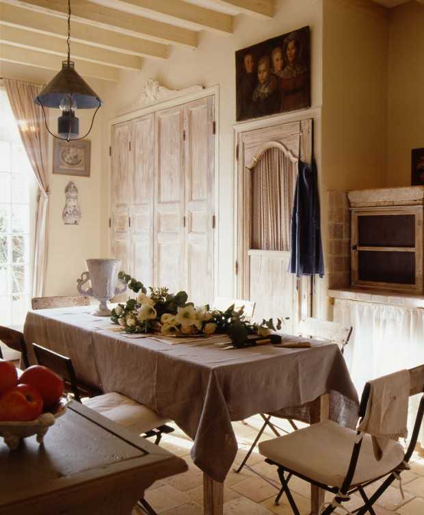 Inspiracje Prowansji Inspiracje stylem Prowansalskim 2026 w odnowionym starym domu wiejskim z drewnianymi belkami.