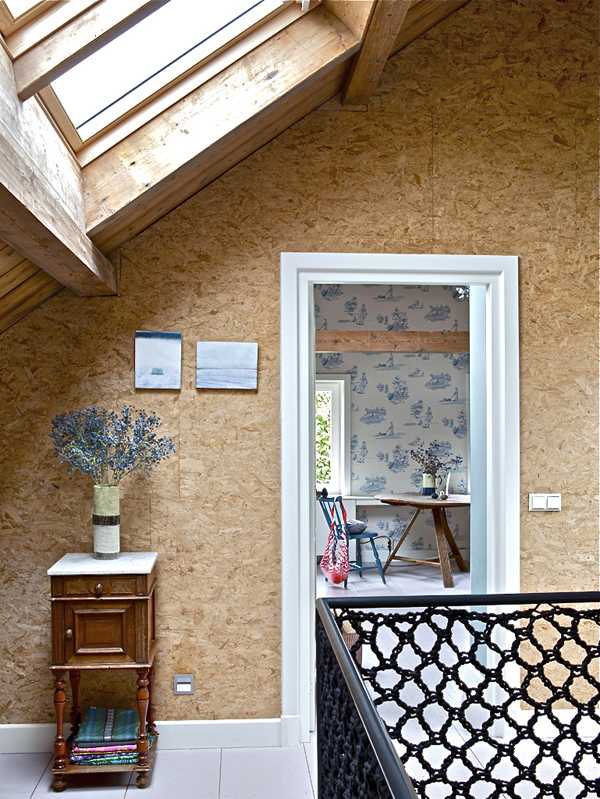 Nowoczesność w tradycji Autentyczny wiejski dom z nowoczesnym materacem 160x200 wspierającym zdrowy kręgosłup.