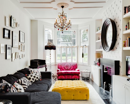 Przytulny Salon Vintage Salon w stylu retro z beżowymi tapetami i welurowymi obiciami mebli.