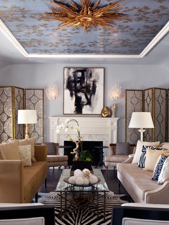 Welurowa Sofa w Retro Salonie Salon w stylu retro z welurową sofą, beżowymi ścianami i elementami dekoracyjnymi vintage.