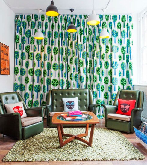 Vintage Salon: Przytulne Światło Aranżacja przytulnego salonu w stylu retro 2026 z tapetami w beże i lampami vintage.