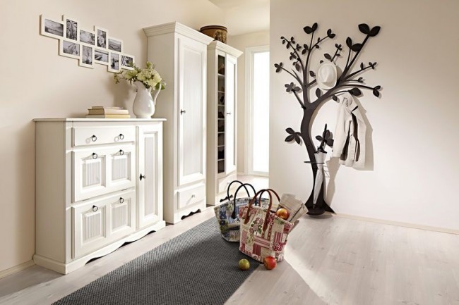 Listki-haczyki na wieszaku Kreatywny wieszak w kształcie drzewa z haczykami w formie listków w przedpokoju.