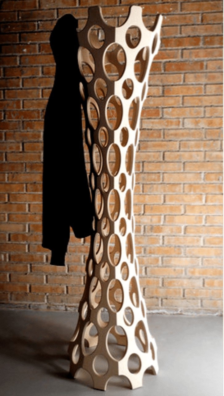 Loftowy wieszak stojący Elegancki, metalowy wieszak stojący w stylu loft do nowoczesnego przedpokoju.