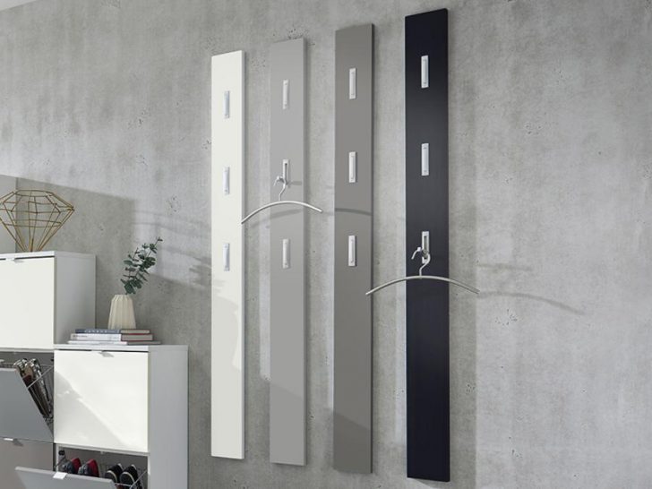 Minimalistyczny wieszak ścienny Nowoczesny wieszak ścienny na ubrania wierzchnie w minimalistycznym przedpokoju.